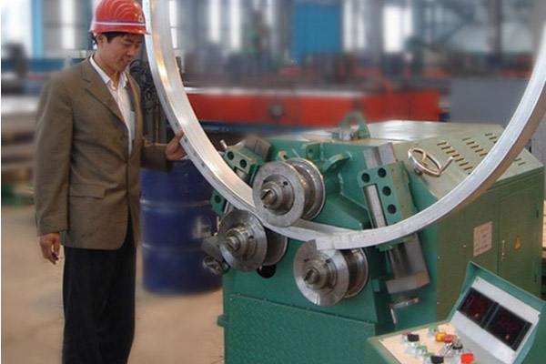 講解型材彎曲機(jī)在彎曲操作時(shí)的注意點(diǎn)